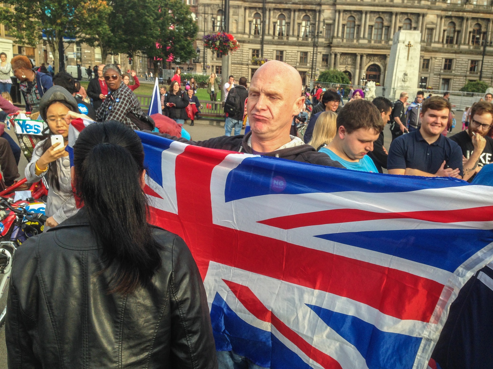 <b>NEI-FLAGG:</b> En mann med nei-button poserer med Union Jack, det britiske unionsflagget. Blir det siste gang han sprader rundt i Glasgow slik? Det vil kveldens folkeavstemning og nattas opptelling vise. 