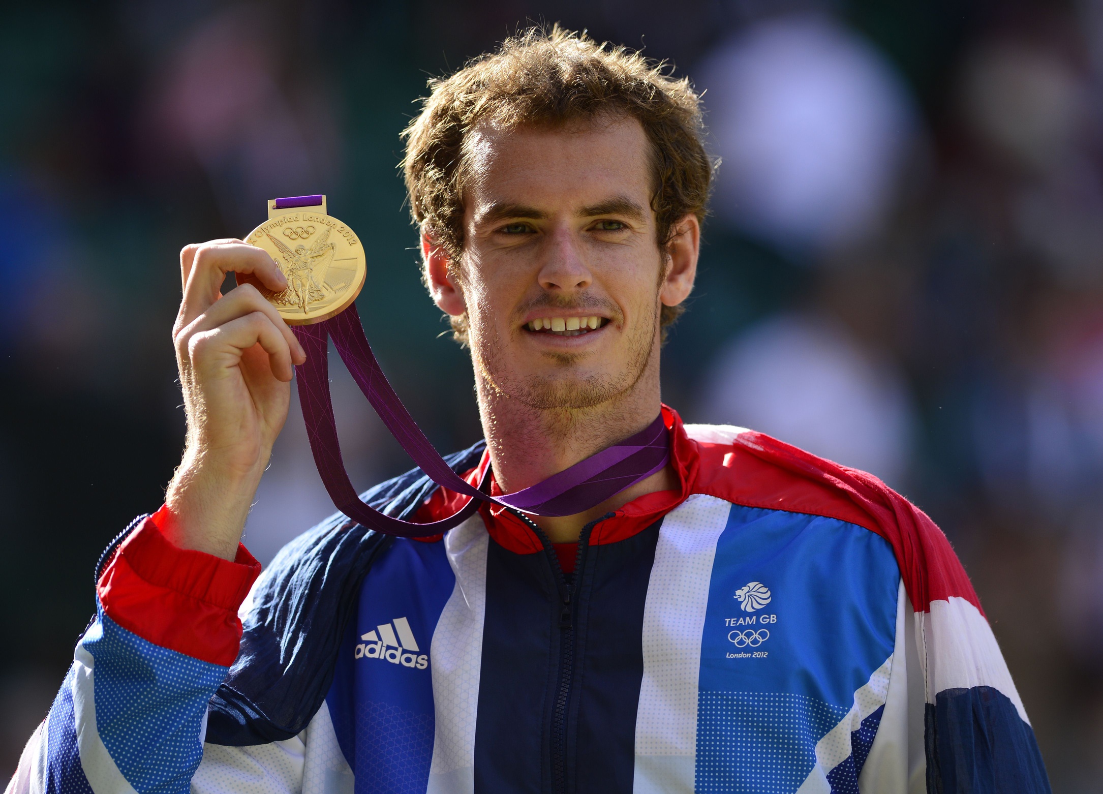 Her er han, altså: «the man of the hour», Andy Murray, Storbritannias kanskje største idrettsstjerne - i hvert fall i individuell idrett. Det har vakt sterke reaksjoner at han er tilhenger av en løsrivelse fra unionen, slik han noe kryptisk uttrykte på Twitter. 

Dersom dere husker et år tilbake i tid, vant altså mannen fra Glasgow single-tittelen på Wimbledons grønne gress. Da var han den første briten som hadde klart den bragden siden Fred Perry i 1936. Britene setter svært mye prestisje i idrettsprestasjoner, og Murray ville være et ubeskrivelig tap for den «britiske» nasjonalfølelsen. 

Ser vi to år tilbake, poserer Murray under et av britenes aller største nasjonalromantiske øyeblikk siden tusenårsskiftet, nemlig OL i London 2012. Der vant også Murray gull ikledd Union Jacks farger.

Heldigvis for britene har Murray forsikret om at han vil delta for Storbritannia ved neste års Davis Cup.