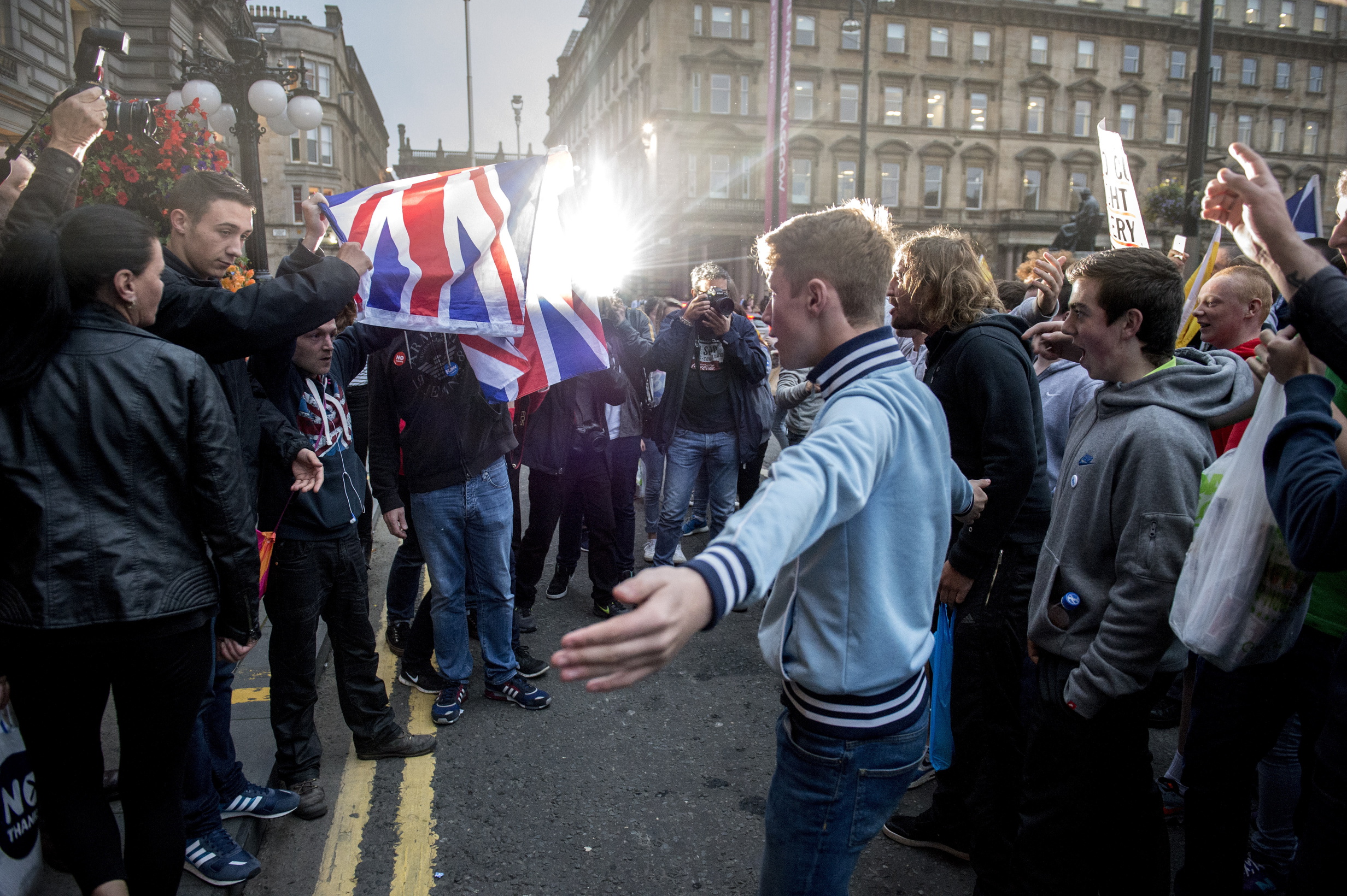 Politiet måtte beskytte en liten gruppe av nei-velgere som våget seg inn på den ja-okkuperte George-plassen i Glasgow. 