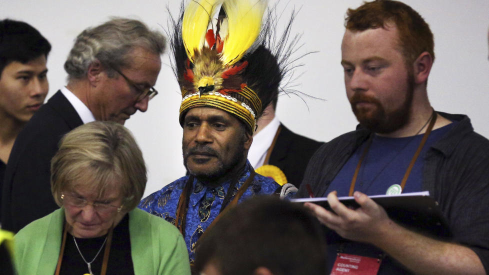 En av de som følger med på valgresultatene fra Edinburgh er den politiske aktivisten Benny Wenda (midt i bildet) som har kjempet for West Papuas uavhengighet fra Indonesia. Han lever for tida i eksil i Oxford. 

Han sier til  <a href="http://www.bbc.com/news/live/uk-scotland-29130277">
BBC</a> at han er i Skottland for å sende en beskjed til den indonesiske regjeringen om at det er mulig å ha en diskusjon om uavhengighet på fredelig og demokratisk vis, slik Skottland har hatt.