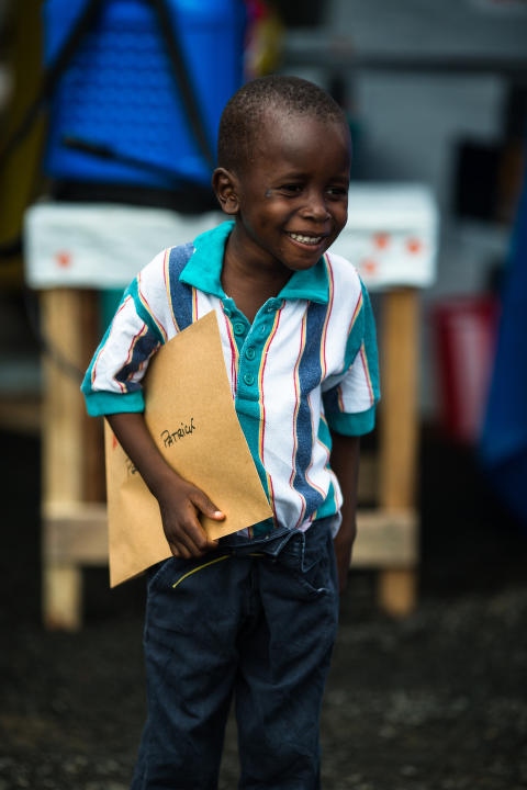FRISK: Patrick (5) var lenge syk, men fikk eboladiplom som viser at han likevell ikke var smittet. Foto: Morgana Wingard/MSF. FRISK: Patrick (5) var lenge syk, men fikk eboladiplom som viser at han likevell ikke var smittet. Foto: Morgana Wingard/MSF.