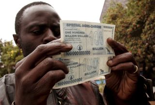 REKORDH�Y INFLASJON: I juli m�tte sentralbanken i Zimbabwe innf�re en 100 milliard dollarseddel. Den gang var inflasjonen kun p� to millioner prosent, mot dagens 231 millioner.  Foto: EPA/STR/SCANPIX