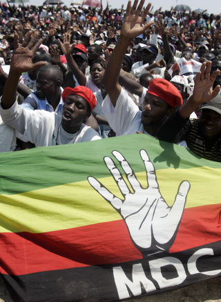 �NSKER FORANDRING: Tilhengere av Morgan Tsvangirais opposisjonsparti MDC har i en �rrekke blitt forfulgt av myndighetene. I dag melder Irin at mange at tilhengerne ikke f�r s�korn, etter at Mugabe og soldatene hans har overtatt fordelingen av maisfr� og gj�dsel. Foto:Philimon Bulawayo/REUTERS/SCANPIX