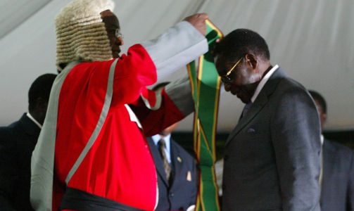 MANGLER LEGITIMITET: Her blir president Robert Mugabe tatt i ed i Harare den 29 juni i �r, etter at han vant andre valgomgang - som eneste kandidat. Uavhengige observat�rer sa valget var preget av vold og trusler. Foto: Philimon Bulawayo/REUTERS/ZIMBABWE