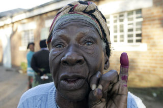 M�TTE STEMME P� NY: Under andre valgomgang i juni i �r, var Mugabe eneste kandidat. Opposisjonen og tilhengerne deres ble systematisk truet, forfulgt og mishandlet. Foto: Emmanuel Chitate/REUTERS/SCANPIX