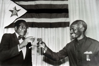 FRA FRIGJ�RINGSHELT TIL DESPOT: Dette bildet fra 1983 viser statsminister Robert Mugabe sammen med dav�rende president i Zimbabwe, Canaan Banana. Foto: Scanpix