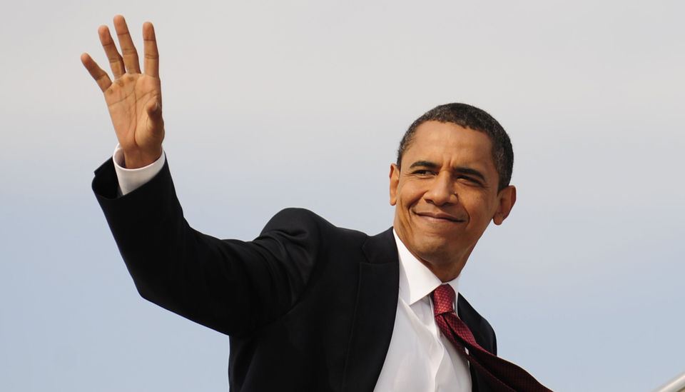 P� VEI TIL HAWAII:  Presidentkandidat Barack Obama p� vei opp i flyet som tok ham fra Indianapolis til Hawaii, hvor han bes�ker sin d�ende bestemor. AFP PHOTO/Emmanuel Dunand