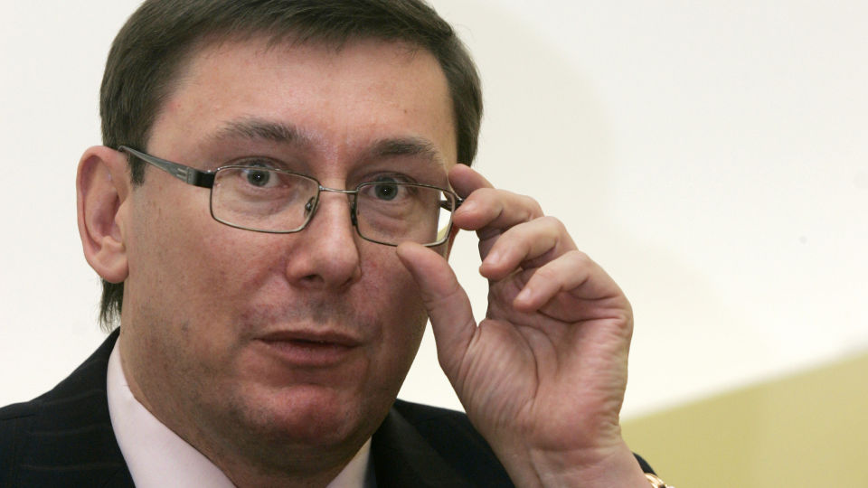M� g�: Innenriksminister i Ukraina, Juri Lutsenko, ble anholdt p� flyplassen i Frankfurt etter at flyplasspersonell rapporterte at han og hans 19 �r gamle s�nn var tydelig beruset.