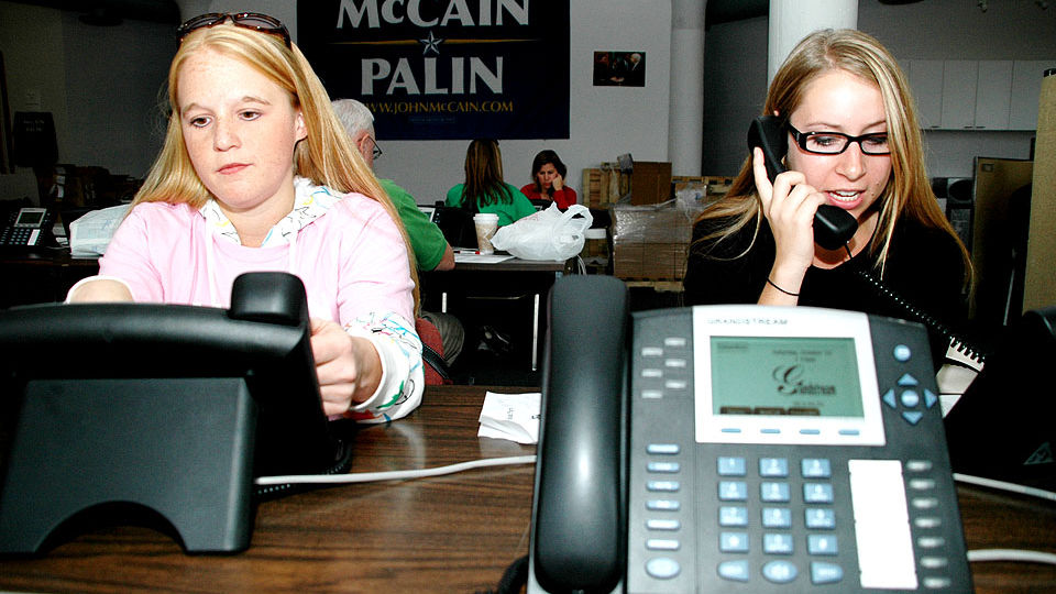 P� TELEFONEN: Krista Diddle og Audrey Galiardi gj�r en innsats for John McCain. Foto: Sindre Granly Meldalen/Dagbladet.no