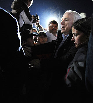 HEI!: Et h�ndtrykk her, et h�ndtrykk her. S�nt kan det bli stemmer av. Foto: Chip Somodevilla/Getty Images/AFP/Scanpix