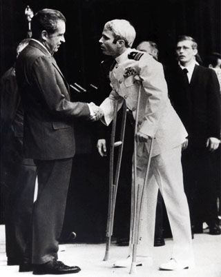 M�TTES I DET HVITE HUS: Her hilser John McCain p� Nixon. Samme kveld var ogs� den f�rste gangen han virkelig kunne prate med Tom Moe. Foto: AP/Scanpix