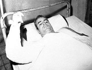 BLE TORTURERT: - Forholdene var forferdelige, sier Tom Moe. Her er John McCain fotografert i Vietnam. Foto: AP/Scanpix