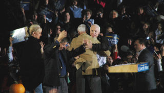 VARM VELKOMST: John McCain talte i Tom Moes hjemby, Lancaster i Ohio. Foto: SINDRE GRANLY MELDALEN