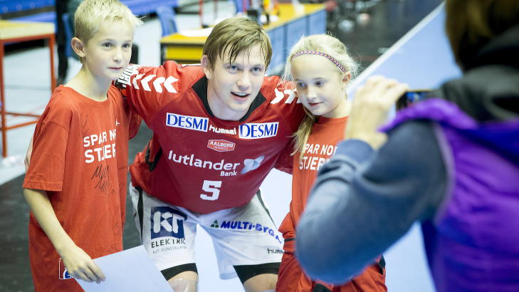 POPULÆR: Sander Sagosen har bare vært proff i Aalborg i noen måneder, men det norske supertalentet har allerede blitt en svært populær spiller i klubben. POPULÆR: Sander Sagosen har bare vært proff i Aalborg i noen måneder, men det norske supertalentet har allerede blitt en svært populær spiller i klubben.