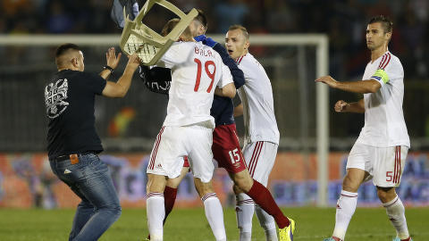 STOPPET: Kampen mellom Albania og Serbia ble stoppet etter 42 minutter, da en drone med et albansk flagg fløy over banen. Da de serbiske spillerne prøvde å ta det ned, brøt det ut komplett kaos. REUTERS/Marko Djurica