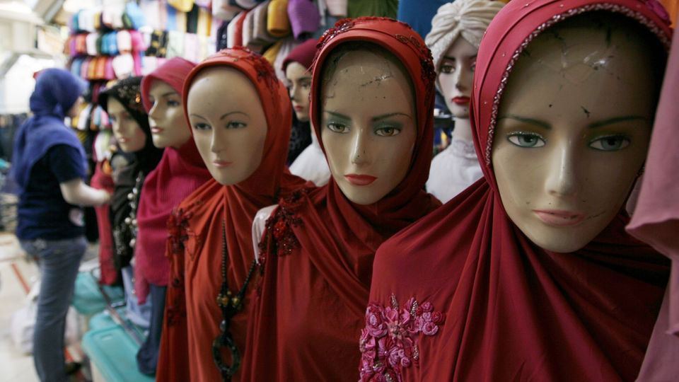 KAST OG BRUK: Nortura-ansatte, som jobber med produksjon av kj�tt og egg, skal f� nye engangshijaber som kan kastets etter bruk. Bildet er fra et tekstilmarked i Jakarta, og viser vanlige hijaber. Foto: REUTERS/SCANPIX