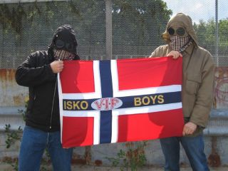 ANONYME: Slik viser V�lerengas casuals Isko Boys seg fram p� sin hjemmeside. Etter sigende skal de ha kalt opp gruppa etter Isko, hunden til en profilert politimann som har jobbet opp mot casualsmilj�et.Foto: ISKOBOYS.COM