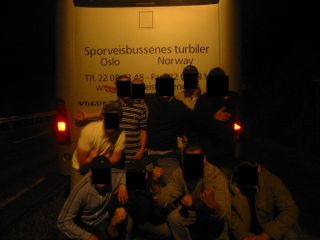 ENGA YNGRE: Her er en gruppering av yngre casuals avbildet. Men norske casuals inkluderer ogs� menn i 30- og 40-�ra med ansvarsfulle stillinger, kone, hus, barn og Volvo.Foto: ISKOBOYS.COM