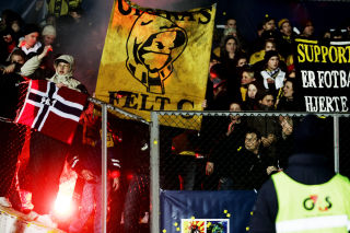 M� SKILLE ULTRAS OG CASUALS: Tribunebr�k under kampen mellom Stab�k og Lillestr�m i april. Lillestr�m har lagt ned forbud mot Ultras-effekter som flagg og bannere, men Nina Reim mener � sl� de to kulturene sammen vitner om at man ikke har forst�tt forskjellen.
Foto: SCANPIX