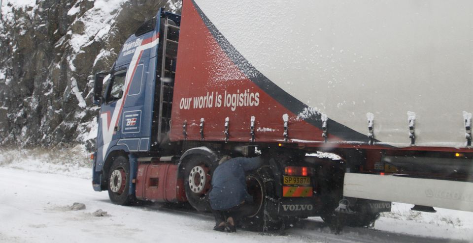 L�RENSKOG: Mange bilister m�tte stoppe og skifte til vinterdekk da �rets f�rste sn� skapte kaos p� �stlandet onsdag morgen. Her fra Djupdalstoppen p� E6 i L�renskog i Akershus.
 Foto: Morten Holm / SCANPIX