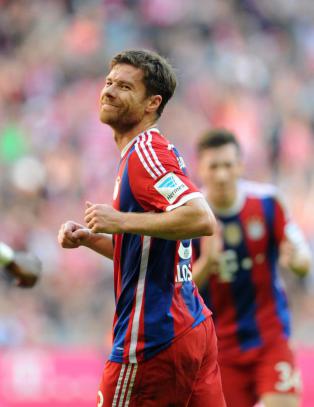 Xabi Alonso må bare le etter dette frisparkmålet i Bayern-storseier