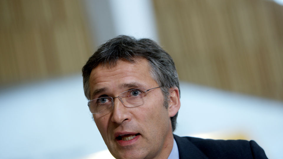 KRYSTALLKLAR: Statsminister Jens Stoltenberg gir krystallklar beskjed til DnB-NOR sjef Rune Bjerke og andre banksjefer: Boligrenta for folk flest SKAL ned.
     Foto: Stian Lysberg Solum / SCANPIX