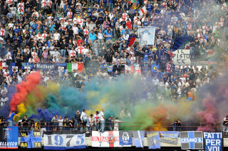 ULTRAS: Den italienske Ultras-kulturen dreier seg om ubetinget, h�ylytt og synlig st�tte til laget fra tribunen. Ved hjelp av blant annet sang, klapping, hopping, flagg, bannere og bluss. Foto: GIUSEPPE CACACE/AFP/SCANPIX
