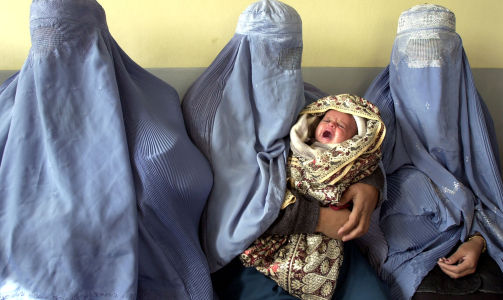 TRE AFGHANSKE M�DRE OG BARNA DERES: To av m�drene holder barna under burkaen. Bildet fra 2001.  Foto:  EMMANUEL DUNAND/EPA PHOTO AFPI/SCANPIX