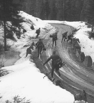 KAMPENE I �STERDALEN: Under beskytning fra nordmennene. Tyskerne rykker vaktsomt fremover.