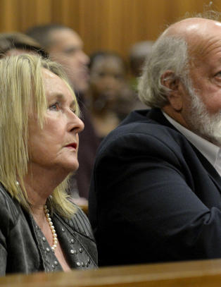 Steenkamps mor kaller Pistorius patetisk, humørsyk, arrogant og eiesyk