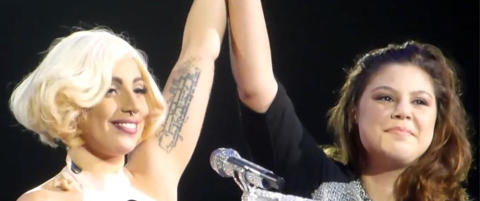 Svenske Sara ble trukket opp på scenen av Lady Gaga etter rørende brev