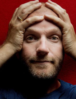 - Man skal aldri sp�rre en med brun dress hva det st�r p� pinsen han har p� kraven