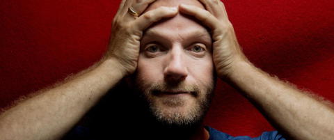 - Man skal aldri sp�rre en med brun dress hva det st�r p� pinsen han har p� kraven