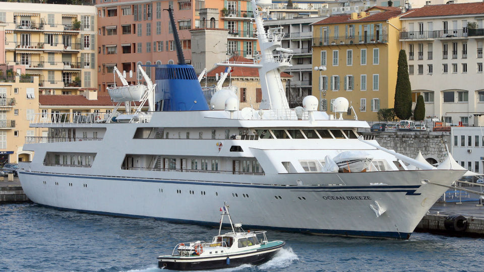 200 millioner: Den 82 meter Ocean Breeze, bygd i 1981 av det danske verftet Helsingør Varft er til salgs for 200 millioner kroner. Iraks tidligere, og nå henrettede, diktator Saddam Hussein nøt livets glade dager om bord. Her ligger den til kai i Nice, Frankrike.  Foto: VALERY HACHE/AFP