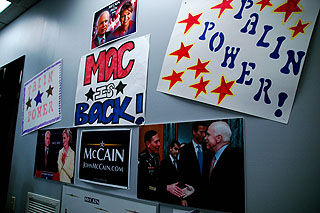 P� VEGGEN: McCain har senatorkontor noen meter ned i veien, men n� er han bare � se p� veggen til kampanjekontoret.