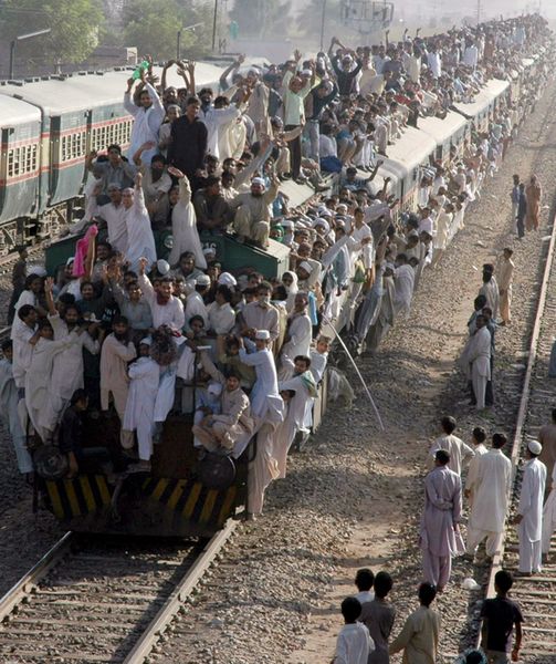 GRATIS TOK TRAKK MANGE:  Mange brukte anledningen til � f� seg en gratus togtur da det ble satt opp gratis tog etter den muslimske samlingen i Multan.  Foto: SCANPIX/EPA/MK CHAUDHRY