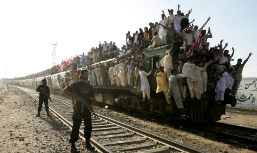 VERDENS NEST ST�RSTE MUSLIMSKE SAMLING? Det mener arrang�rene. Foto: SCANPIX/REUTERS/Asim Tanveer