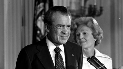 EN 12'ER I 1974: President Nixons tale dette �ret var sv�rt kompleks. Snittet hans er 11.5. Komplekst var ogs� det politiske livet til Nixon. Samme �r som supertalen m�tte han g� av p� grunn av Watergate-skandalen. Her holder han avskjedstale til sine ansatte i Det hvite hus 9. august 1974. Bak kona Pat Nixon. Foto: AP/Charlie Harrity
