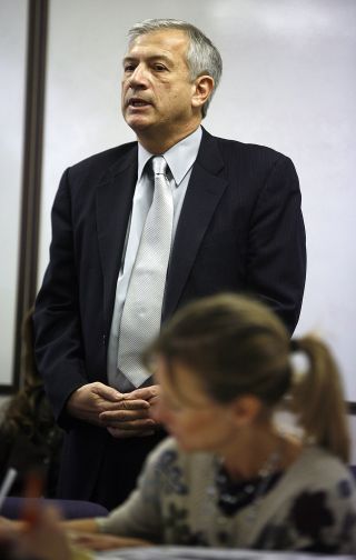 Den uavhengige granskeren Timothy Petumenos presenterer rapporten som kunne rammet Palin hardt dagen f�r valget. Foto: Al Grillo/AP