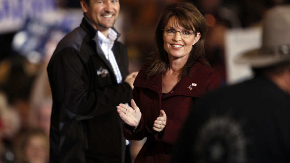 KRITISERES FOR E-POSTER: Republikanernes visepreidentkandidat, Alaskas guvern�r Sarah Palin, og ektemannen Todd, p� valgm�te. I en ny rapport f�r Palin kritikk for � bruke private e-post i jobben. Foto: David Zalubowski/AP
