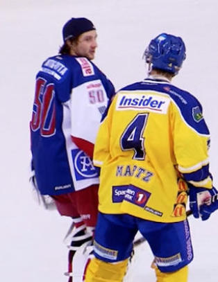 - Du ser ut som en fotballspiller. Det er pinlig.