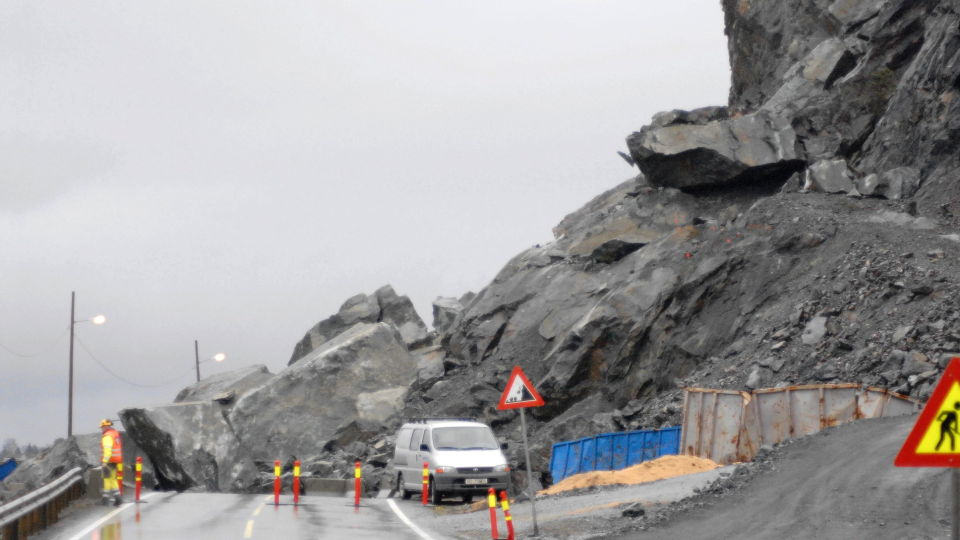 VANSKELIG ARBEID: Oppryddingen p� rasstedet p� E6 i L�sberga s�r for Steinkjer vil ta tid. Det er uvisst hvor lenge E6 og jernbanelinjen vil v�re stengt.
Foto Jon �ge Fiskum / Tr�nder-Avisa / SCANPIX