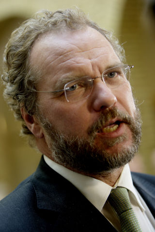 KNUTE P� TR�DEN: Venstre-leder Lars Sponheim mener Bush-administrasjonen har v�rt en knute p� kj�rlighetsb�ndet til USA.
Foto: Stian Lysberg Solum / SCANPIX