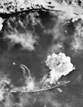 En unik historie om krigsskipet som lå og ventet på å bli bombet