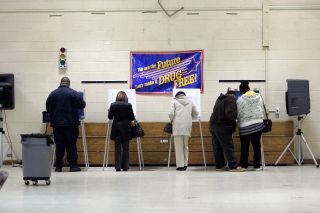 CLEVELAND, OHIO: Stemmingen er i gang p� Strerling Middle School i Cleveland, Ohio i dag. Foto:  J.D. Pooley/Getty Images/AFP/SCANPIX