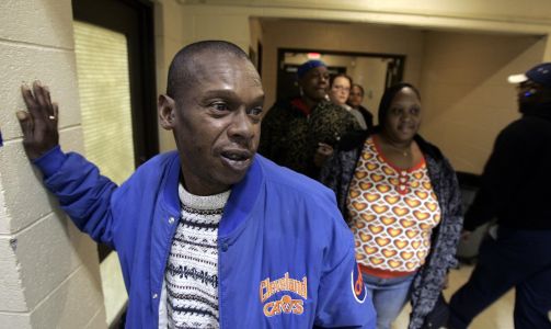 K�: Berlis Gray (53) st�r i stemmek� i Cleveland. J.D. Pooley/Getty Images/AFP/SCANPIX