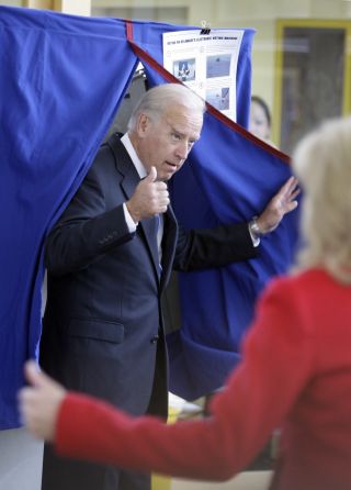 HVEM STEMTE HAN P� TRO?: Demokratenes visepresident-kandidat, senator Joe Biden, avga sin stemme i Wilmington n� nettopp. Foto: AP Photo/Rob Carr.