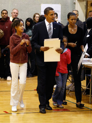FAMILIEN OBAMA:   Barack Obama og kona Michelle Obama med valgkortene og d�trene Malia (t.v.) og Sasha. Foto: SCANPIX/Joe Raedle/Getty Images/AFP