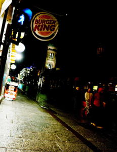 Skal ha blitt voldtatt etter veddemål om å gå inn på guttedoen på Burger King under «jobbintervju»