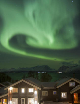 Innenfor er det fyrt opp i peisen og kokken står klar med middag
